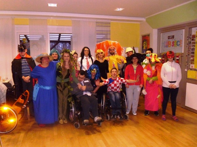 Ples pod maskama u Klubu Srce